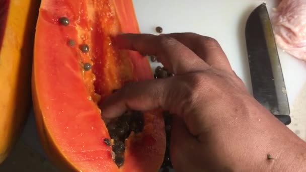 Contaminación Cruzada Fruta Papaya Pechuga Pollo Cruda Misma Tabla Picar — Vídeo de stock