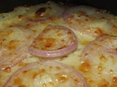 Peynir fırında taze pişmiş graten