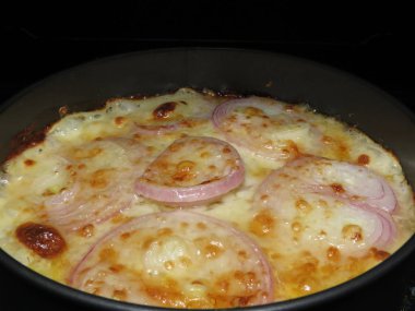 Peynir fırında taze pişmiş graten