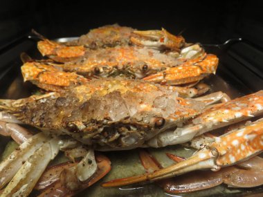 Fırında tereyağlı tuzlu yengeç.