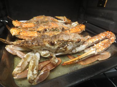 Fırında tereyağlı tuzlu yengeç.