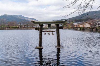 Yufuin Japonya 'daki Kinrin gölü tapınağı