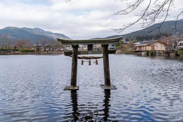 Yufuin Japonya 'daki Kinrin gölü tapınağı