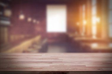 Bulanık dükkan arka planındaki ahşap masa üstü ürünlerinizi görüntülemek veya montajlamak için kullanılabilir.