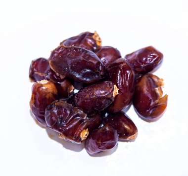 Ramazan kareemi, beyaz arka planda meyvelerle kutsanmış ramazan anlamına gelir..