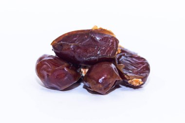 Ramazan kareemi, beyaz arka planda meyvelerle kutsanmış ramazan anlamına gelir..