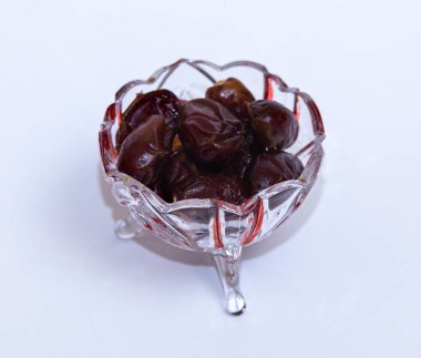 Ramazan kareemi, beyaz arka planda meyvelerle kutsanmış ramazan anlamına gelir..
