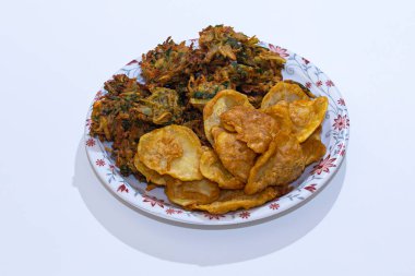 İzole edilmiş havan topu seti pakoda veya pakora Popüler İslami gıdalar beyaz arka planda