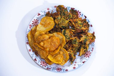 İzole edilmiş havan topu seti pakoda veya pakora Popüler İslami gıdalar beyaz arka planda