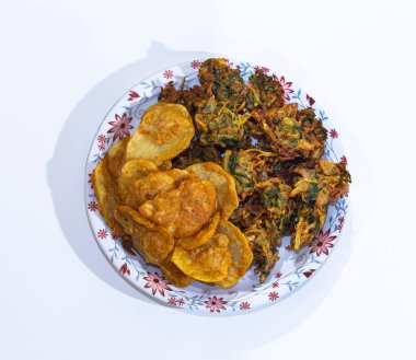 İzole edilmiş havan topu seti pakoda veya pakora Popüler İslami gıdalar beyaz arka planda