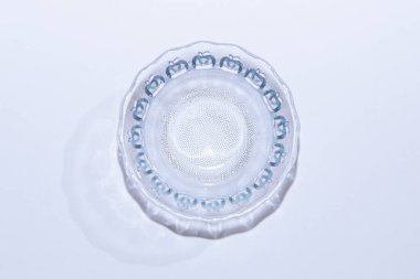 Boş kase bardağı beyaz arkaplanda izole edilmiş..