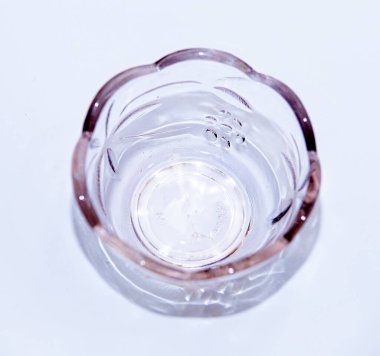 Boş kase bardağı beyaz arkaplanda izole edilmiş..