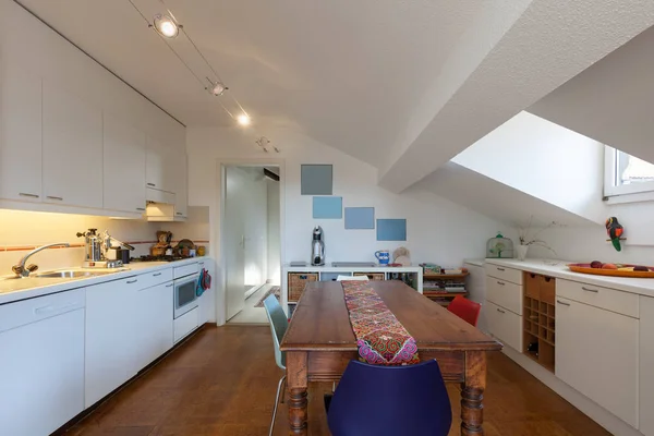 Cocina, mesa de comedor de madera vieja —  Fotos de Stock