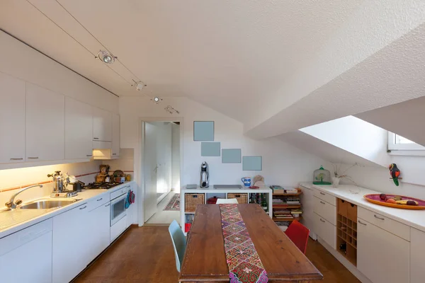 Cocina, mesa de comedor de madera vieja —  Fotos de Stock