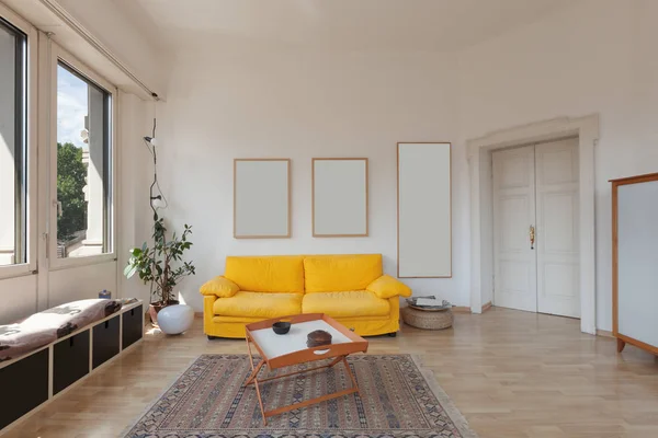 Living room of old apartment, — Stock Photo, Image