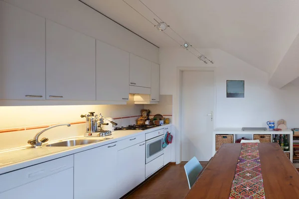 Cocina, mesa de comedor de madera vieja —  Fotos de Stock