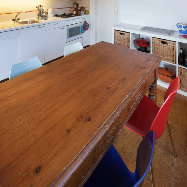 Kuchyně, staré dřevěné jídelní stůl — Stock fotografie