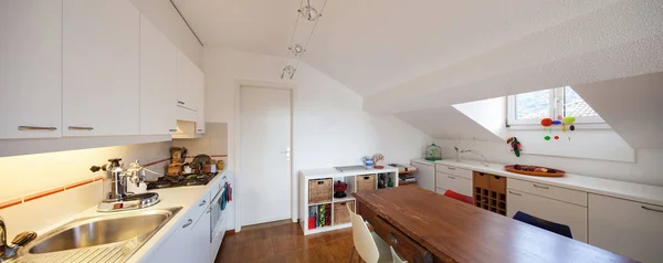 Mesa de comedor de madera vieja de una cocina —  Fotos de Stock