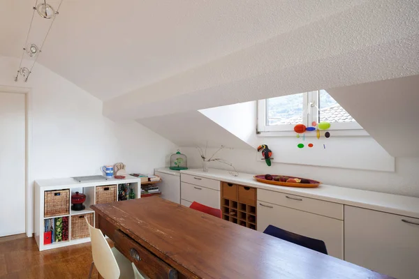 Vecchio tavolo da pranzo in legno di una cucina — Foto Stock