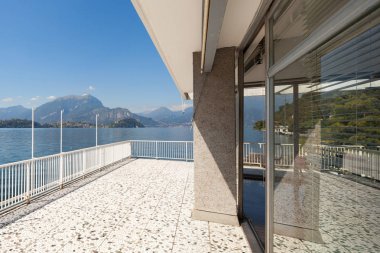 Eski bir çatı, balkon