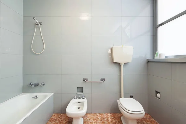 Altes häusliches Badezimmer — Stockfoto
