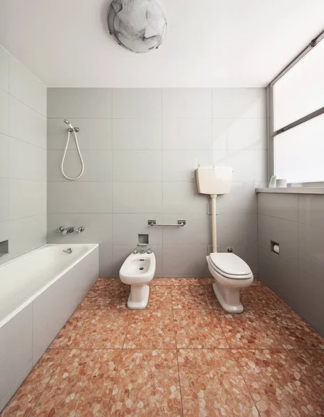 Antiguo cuarto de baño doméstico — Foto de Stock