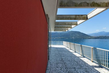 Eski bir çatı, balkon