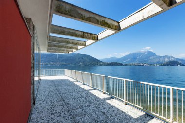 Eski bir çatı, balkon