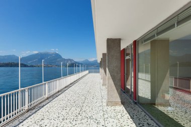 Eski bir çatı, balkon