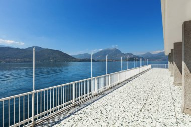 Eski bir çatı, balkon