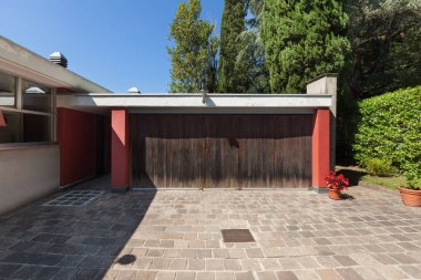 House, arka bahçe ve garaj