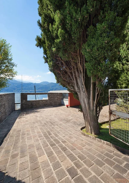 Driveway of an old house — Stock Photo, Image