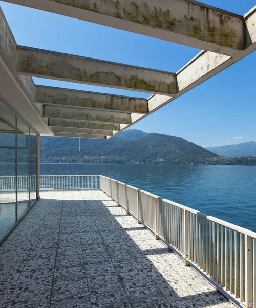 Balcone di un vecchio attico — Foto Stock