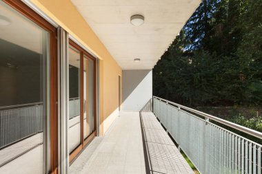 Bir apartman, güneşli Teras