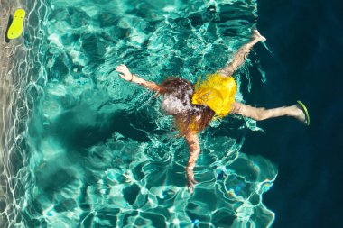 bir kız havuzda gövdesi