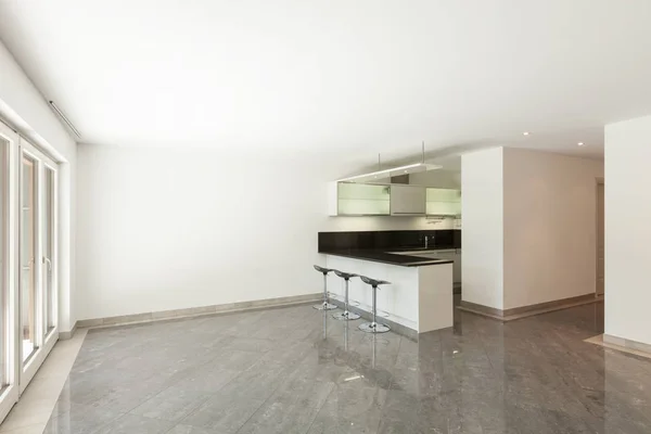 Бытовая кухня пустой квартиры — стоковое фото