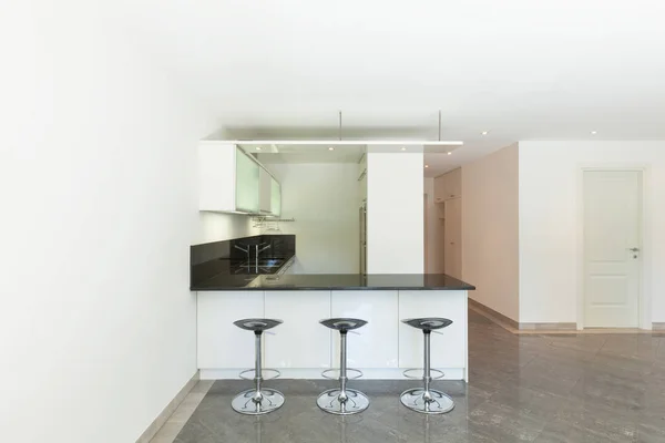 Бытовая кухня пустой квартиры — стоковое фото