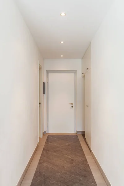 Porta de entrada do apartamento — Fotografia de Stock