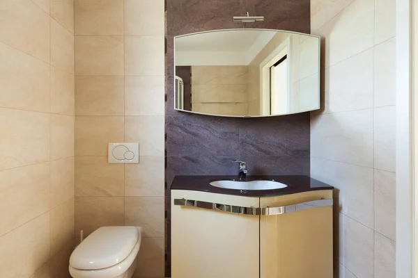 Salle de bains intérieure extérieure avec des murs carrelés — Photo
