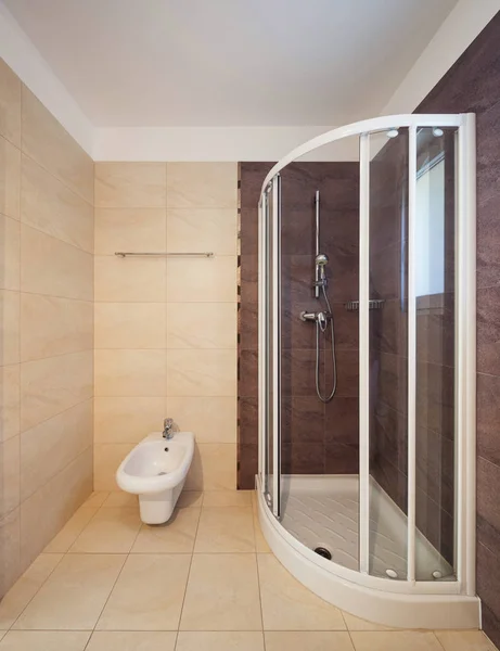 Salle de bains intérieure extérieure avec des murs carrelés — Photo