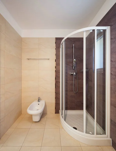 Bagno interno esterno con pareti piastrellate — Foto Stock