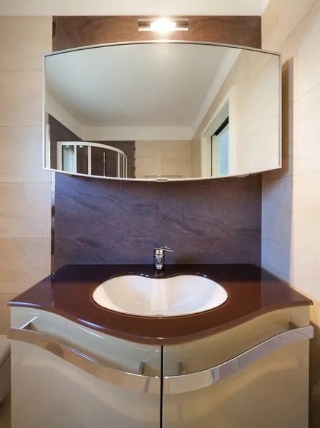 Внутренняя отделка ванной комнаты с плиткой — стоковое фото