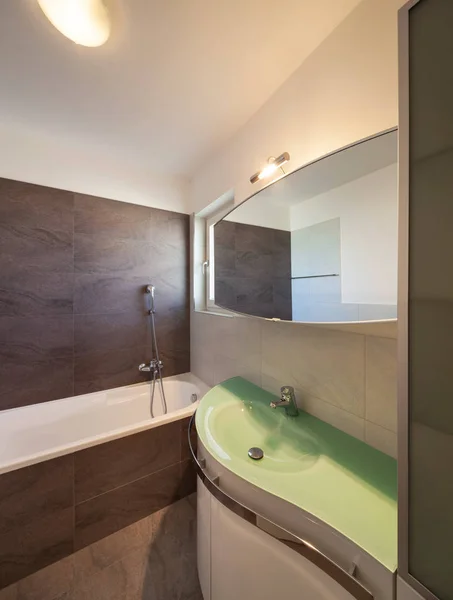Внутренняя отделка ванной комнаты с плиткой — стоковое фото