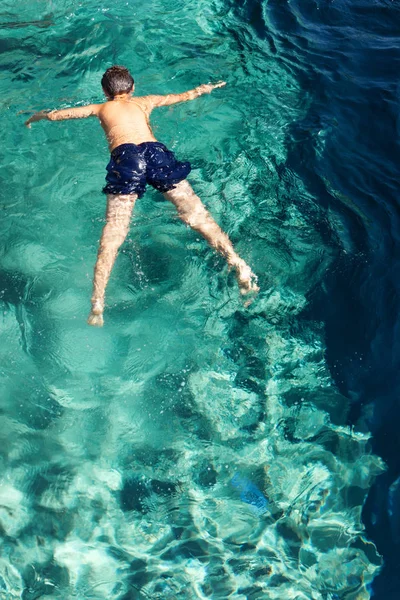 Тело мальчика в бассейне — стоковое фото