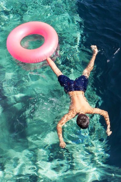 Corpo de um menino na piscina — Fotografia de Stock