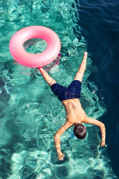 Körper eines Jungen im Pool — Stockfoto