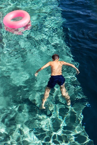 Cuerpo de un niño en la piscina — Foto de Stock