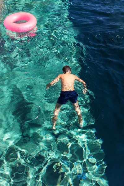 Corpo de um menino na piscina — Fotografia de Stock