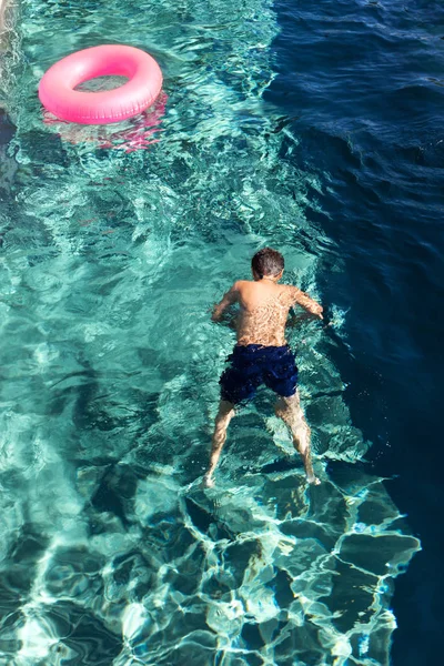 Corpo de um menino na piscina — Fotografia de Stock