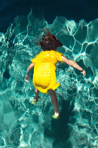 Corpo de uma menina na piscina — Fotografia de Stock